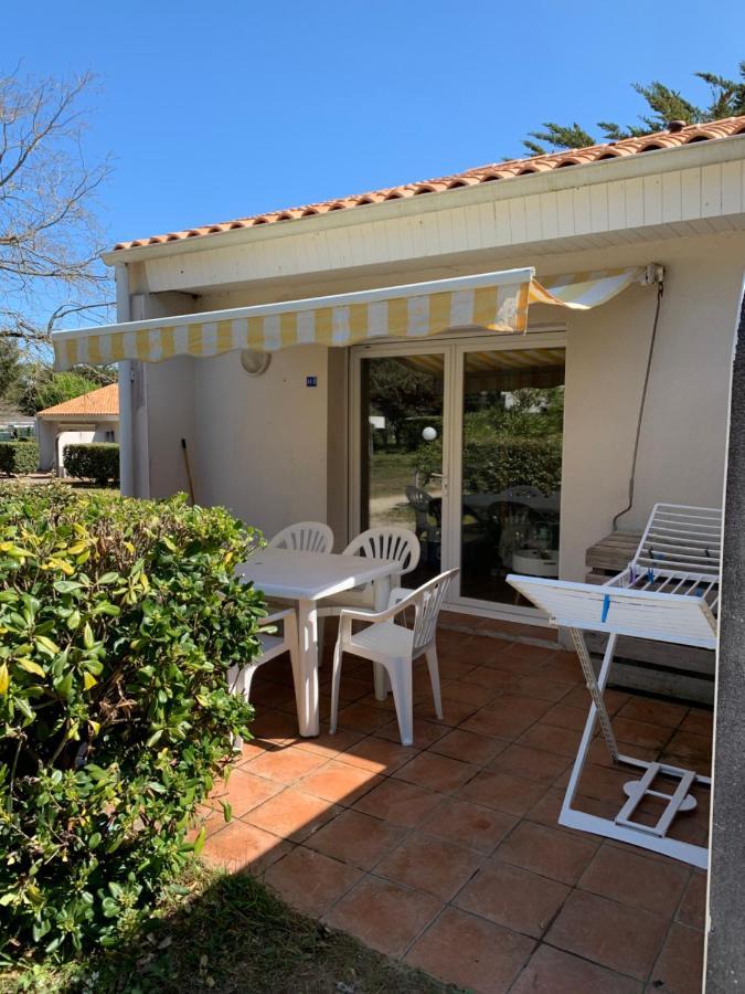 Maisonnette avec Piscine: Cozy Beachside Retreat Saint-Georges-d'Oleron Exterior photo