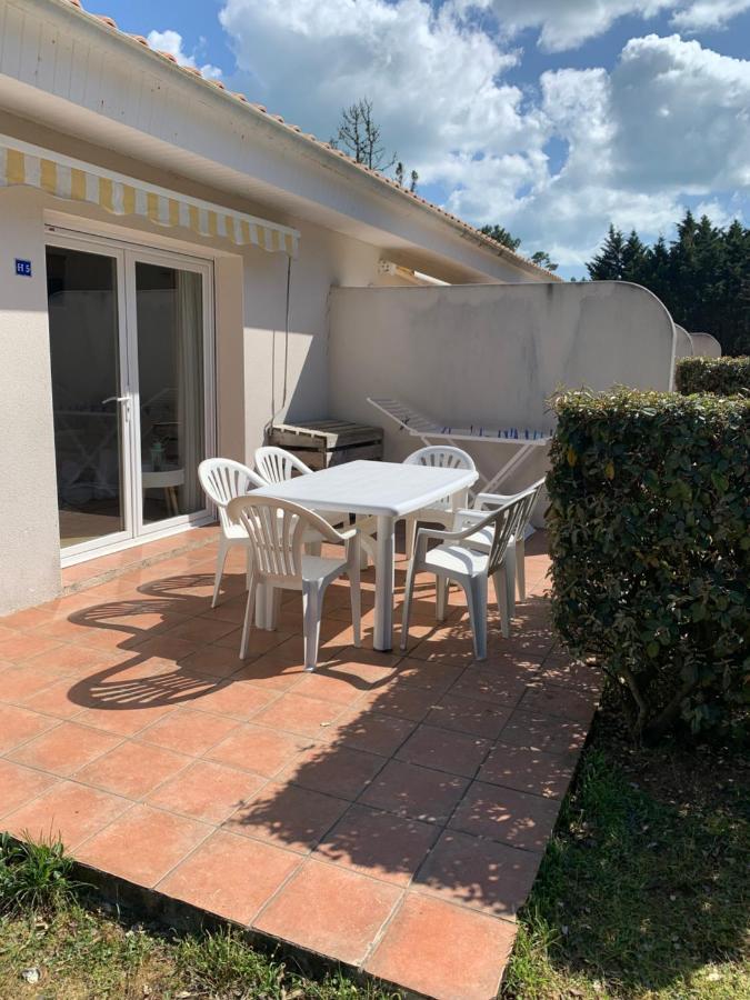 Maisonnette avec Piscine: Cozy Beachside Retreat Saint-Georges-d'Oleron Exterior photo
