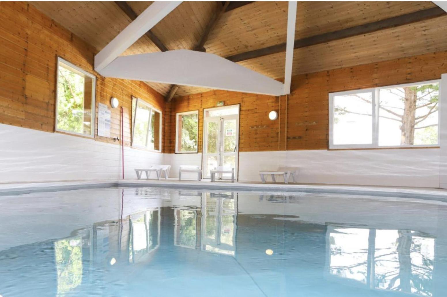 Maisonnette avec Piscine: Cozy Beachside Retreat Saint-Georges-d'Oleron Exterior photo