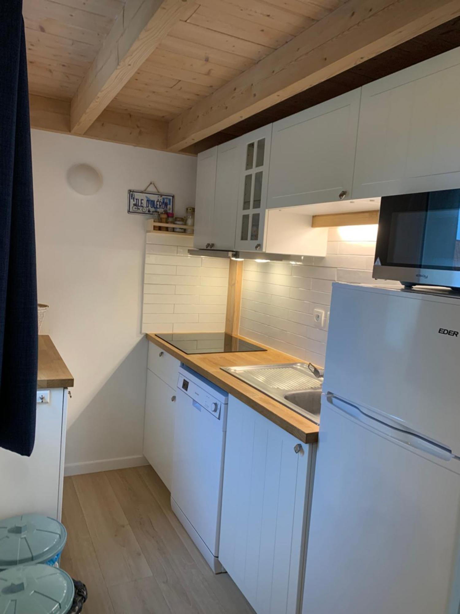 Maisonnette avec Piscine: Cozy Beachside Retreat Saint-Georges-d'Oleron Exterior photo